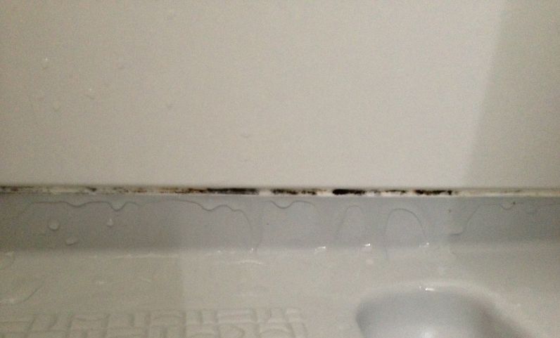 お風呂のパッキンの黒カビをとる。ゴムパッキン用カビキラー塗布後