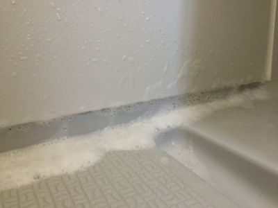 お風呂のカビにカビキラーをかけたところ