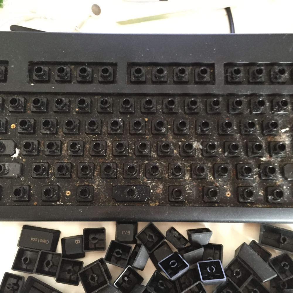キーボードの掃除 キーが外れたボード