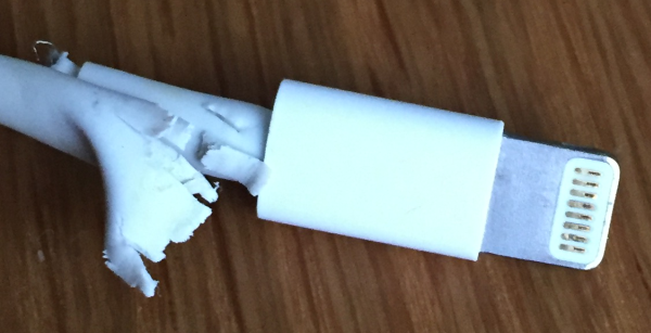 被覆が剥がれたiPhoneのLightning ケーブル  その２