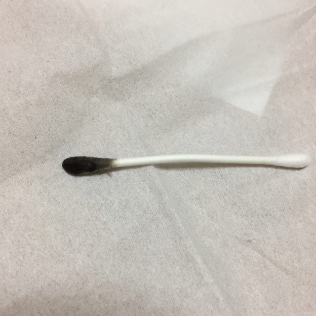 エアコンのクロスフローファン綿棒で拭いてみると真っ黒